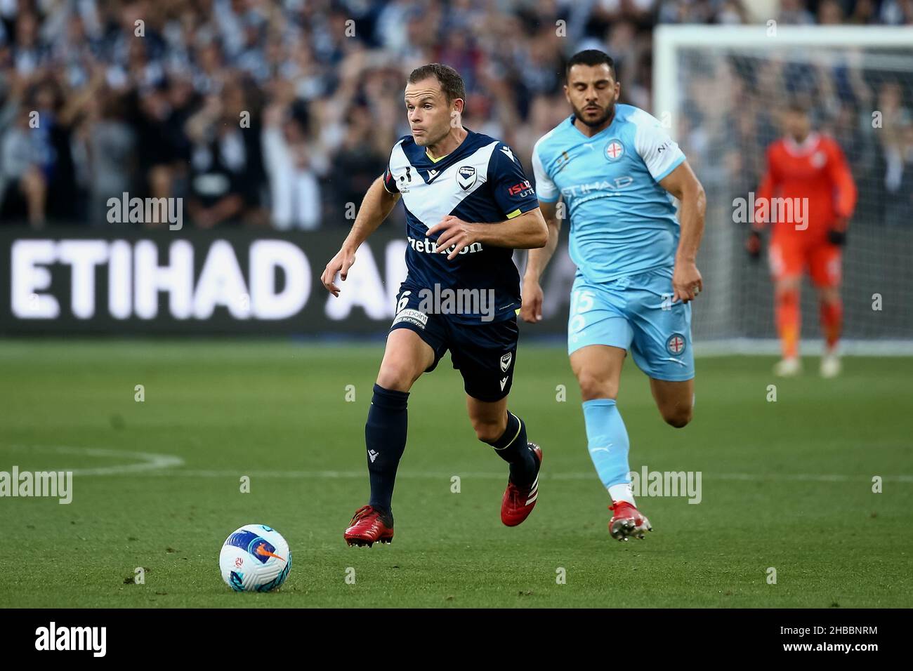 Melbourne, Australia, 18 dicembre 2021. Leigh Broxham of Melbourne Victory controlla la palla durante il round 5 Della partita di calcio A-League tra il Melbourne City FC e la Melbourne Victory all'AAMI Park il 18 dicembre 2021 a Melbourne, Australia. Credit: Dave Hewison/Speed Media/Alamy Live News Foto Stock