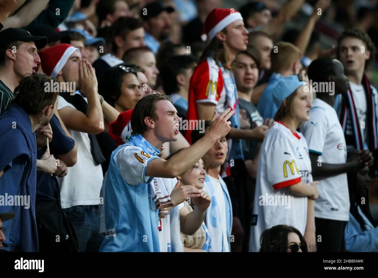 Melbourne, Australia, 18 dicembre 2021. I tifosi di Melbourne City boo una carta gialla durante il round 5 Della partita di calcio A-League tra il Melbourne City FC e la Melbourne Victory all'AAMI Park il 18 dicembre 2021 a Melbourne, Australia. Credit: Dave Hewison/Speed Media/Alamy Live News Foto Stock