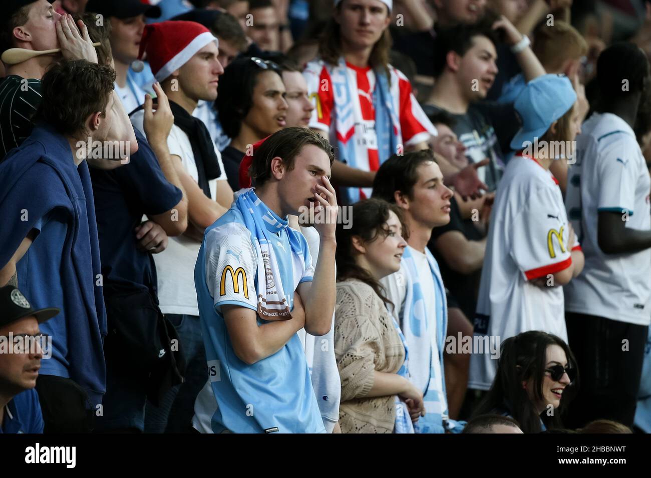 Melbourne, Australia, 18 dicembre 2021. I tifosi di Melbourne City boo una carta gialla durante il round 5 Della partita di calcio A-League tra il Melbourne City FC e la Melbourne Victory all'AAMI Park il 18 dicembre 2021 a Melbourne, Australia. Credit: Dave Hewison/Speed Media/Alamy Live News Foto Stock