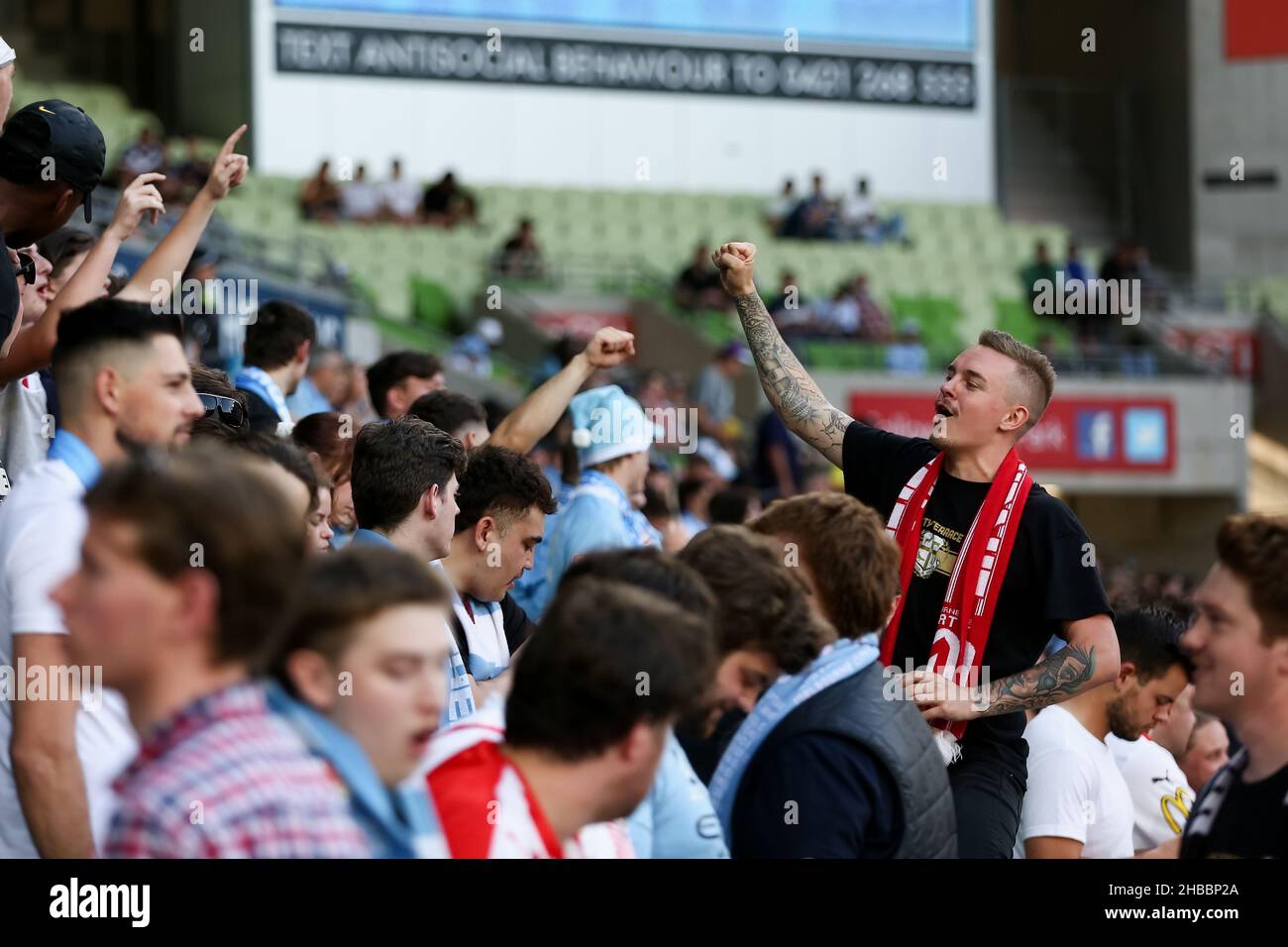 Melbourne, Australia, 18 dicembre 2021. I tifosi della città di Melbourne cantano durante la partita di calcio del round 5 A-League tra il Melbourne City FC e la Melbourne Victory all'AAMI Park il 18 dicembre 2021 a Melbourne, Australia. Credit: Dave Hewison/Speed Media/Alamy Live News Foto Stock