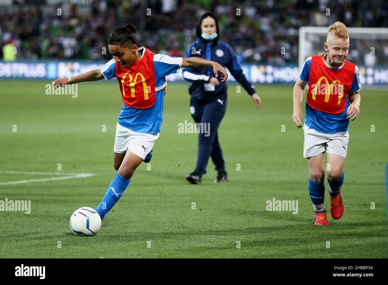 Melbourne, Australia, 18 dicembre 2021. I bambini di calcio si vedono giocare a metà tempo durante la partita di calcio del round 5 A-League tra il Melbourne City FC e la Melbourne Victory all'AAMI Park il 18 dicembre 2021 a Melbourne, Australia. Credit: Dave Hewison/Speed Media/Alamy Live News Foto Stock