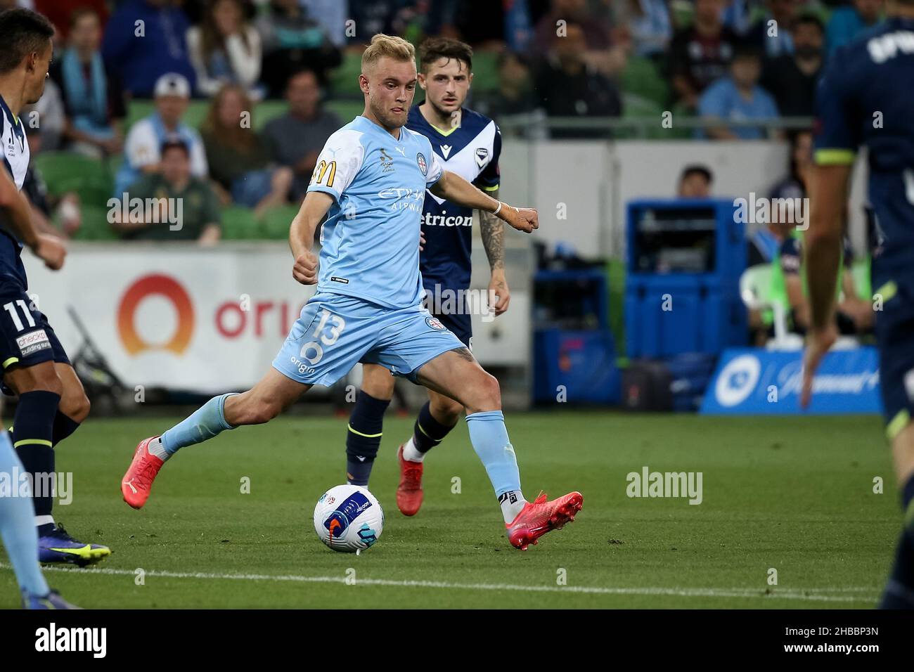 Melbourne, Australia, 18 dicembre 2021. Nathaniel Atkinson del Melbourne City FC controlla la palla durante il round 5 A-League di calcio tra Melbourne City FC e Melbourne Victory all'AAMI Park il 18 dicembre 2021 a Melbourne, Australia. Credit: Dave Hewison/Speed Media/Alamy Live News Foto Stock