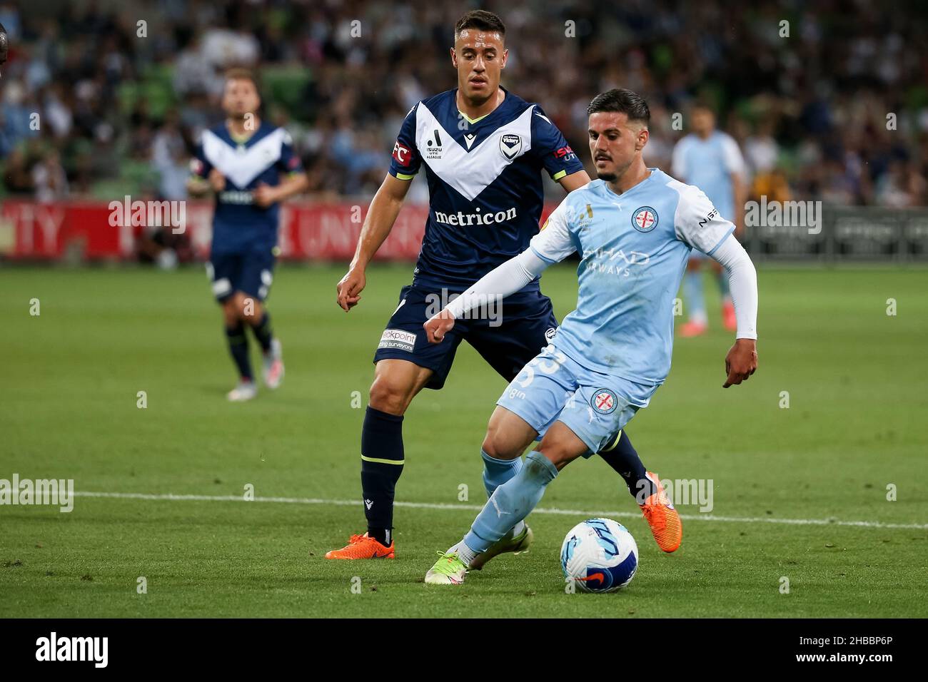 Melbourne, Australia, 18 dicembre 2021. Marco Tilio del Melbourne City FC controlla la palla durante il round 5 Della partita di calcio A-League tra il Melbourne City FC e la Melbourne Victory all'AAMI Park il 18 dicembre 2021 a Melbourne, Australia. Credit: Dave Hewison/Speed Media/Alamy Live News Foto Stock