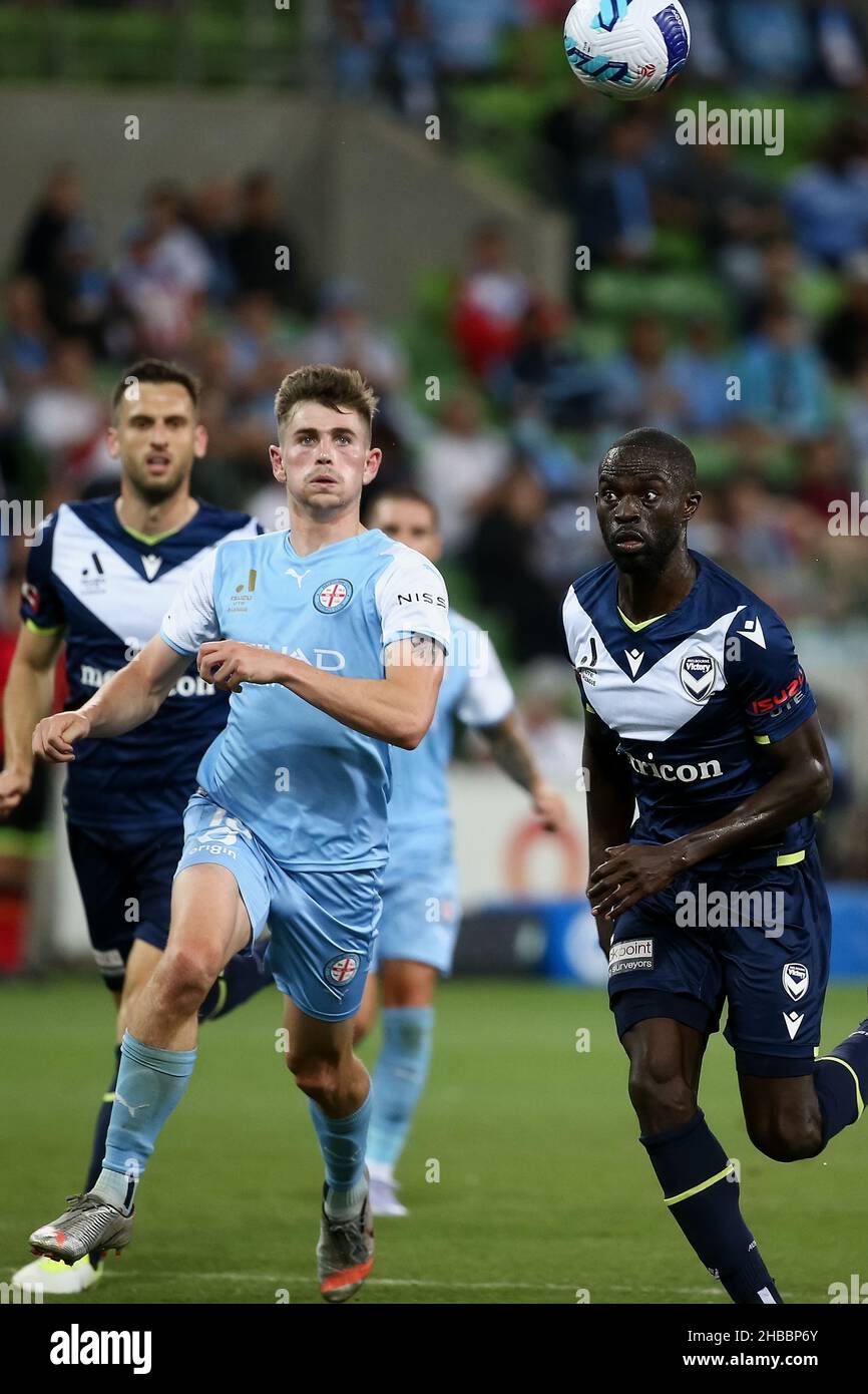 Melbourne, Australia, 18 dicembre 2021. Connor Metcalfe del Melbourne City FC e Jason Geria della Melbourne Victory vanno a capo di una palla durante il round 5 Della partita di calcio A-League tra il Melbourne City FC e la Melbourne Victory all'AAMI Park il 18 dicembre 2021 a Melbourne, Australia. Credit: Dave Hewison/Speed Media/Alamy Live News Foto Stock