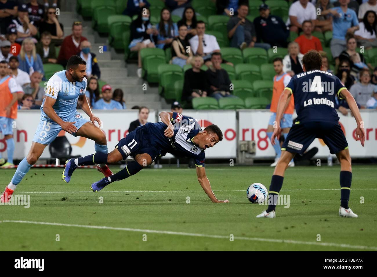Melbourne, Australia, 18 dicembre 2021. Andrew Nabbout del Melbourne City FC e ben Folami della Melbourne Victory si scontrano durante il round 5 Della partita di calcio A-League tra il Melbourne City FC e la Melbourne Victory all'AAMI Park il 18 dicembre 2021 a Melbourne, Australia. Credit: Dave Hewison/Speed Media/Alamy Live News Foto Stock