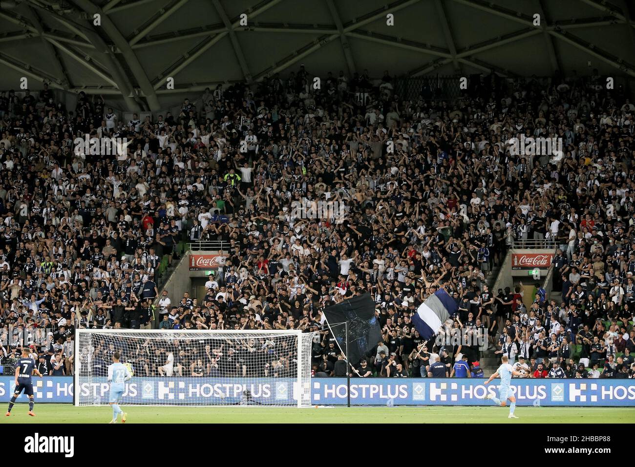 Melbourne, Australia, 18 dicembre 2021. I tifosi della Melbourne Victory festeggiano un gol durante il round 5 Della partita di calcio A-League tra il Melbourne City FC e la Melbourne Victory all'AAMI Park il 18 dicembre 2021 a Melbourne, Australia. Credit: Dave Hewison/Speed Media/Alamy Live News Foto Stock