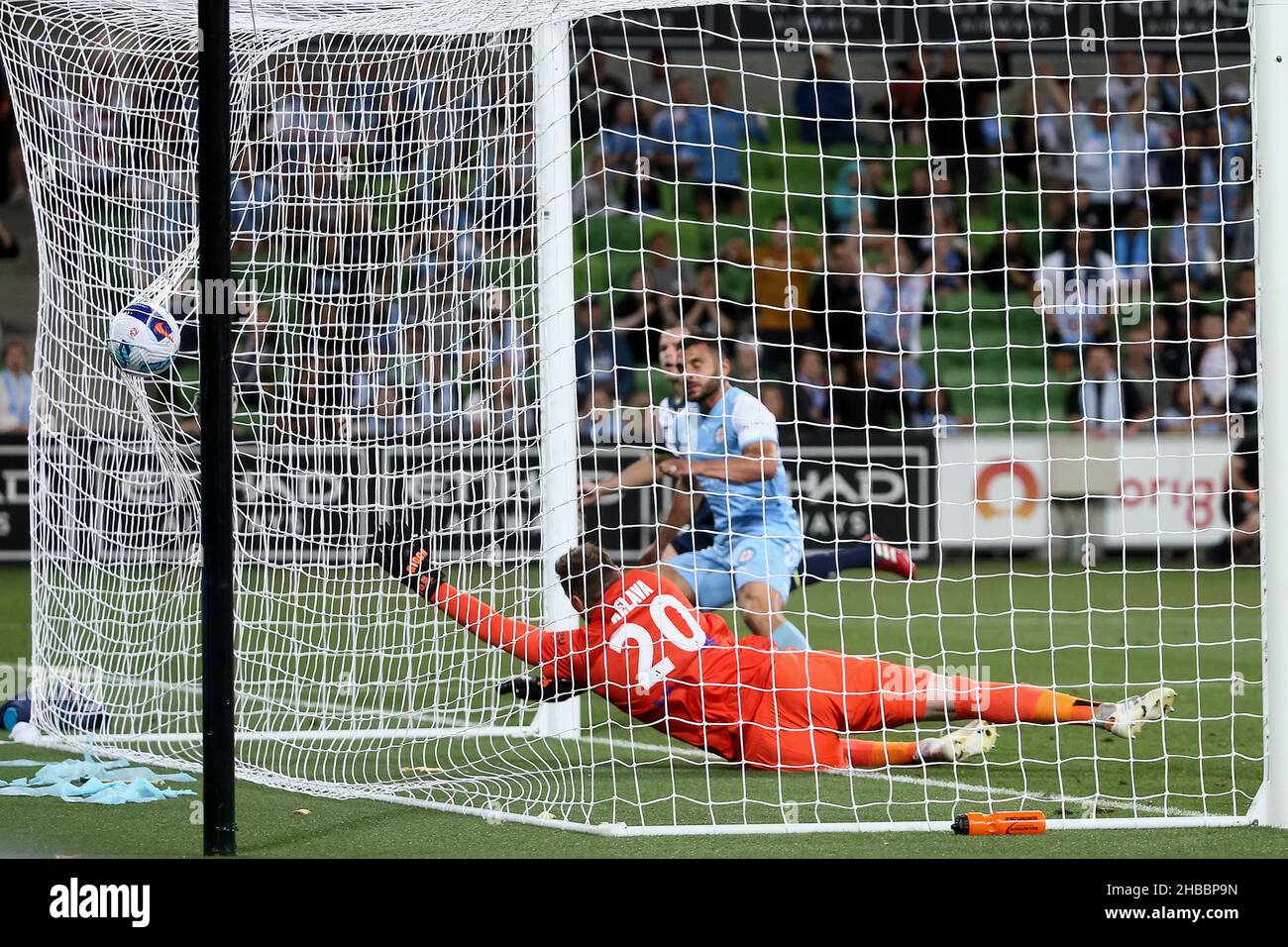 Melbourne, Australia, 18 dicembre 2021. Ivan Kelava della Melbourne Victory non riesce a salvare un gol durante il round 5 Della partita di calcio A-League tra il Melbourne City FC e la Melbourne Victory all'AAMI Park il 18 dicembre 2021 a Melbourne, Australia. Credit: Dave Hewison/Speed Media/Alamy Live News Foto Stock