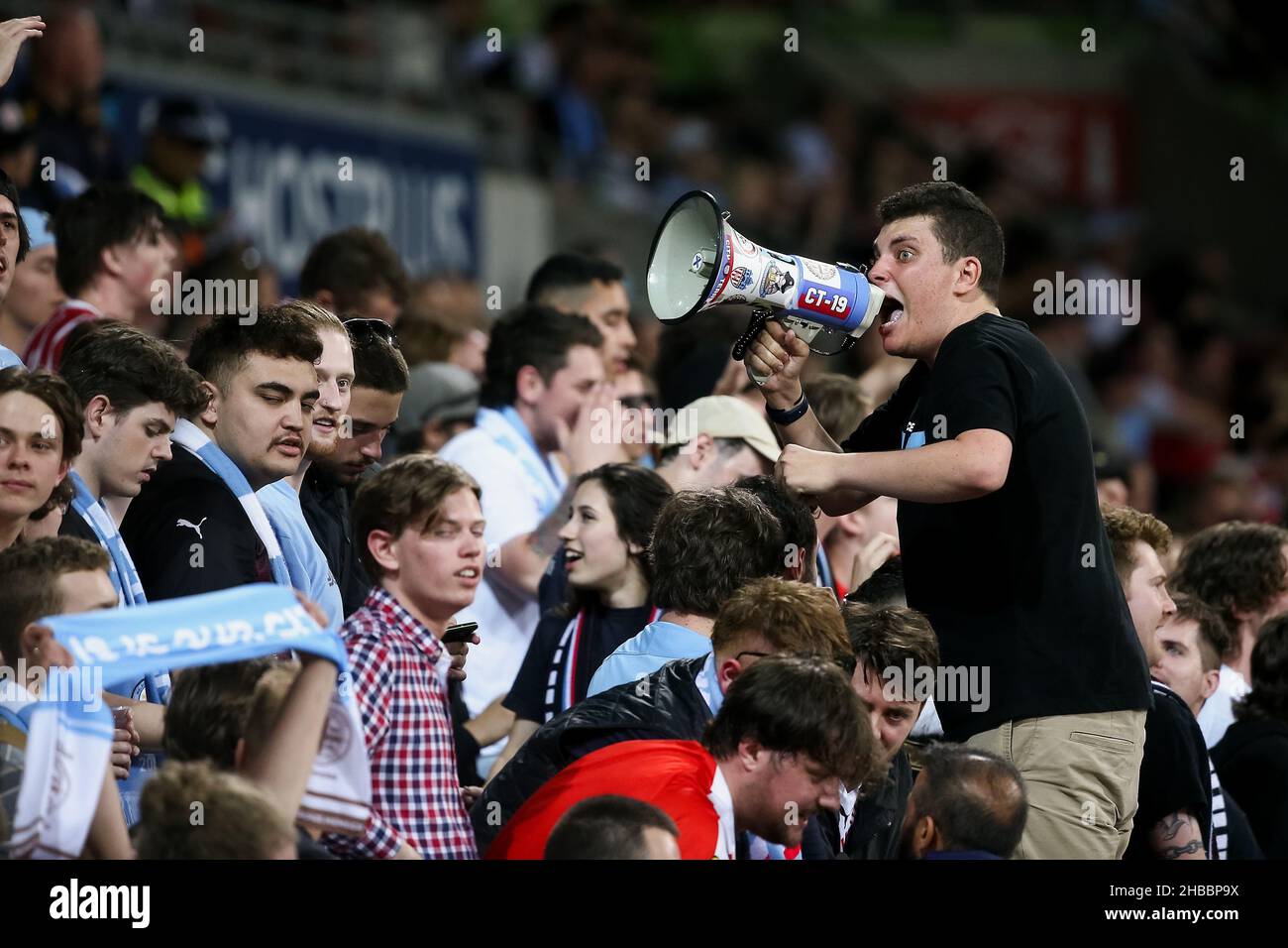 Melbourne, Australia, 18 dicembre 2021. I tifosi della città di Melbourne cantano durante la partita di calcio del round 5 A-League tra il Melbourne City FC e la Melbourne Victory all'AAMI Park il 18 dicembre 2021 a Melbourne, Australia. Credit: Dave Hewison/Speed Media/Alamy Live News Foto Stock