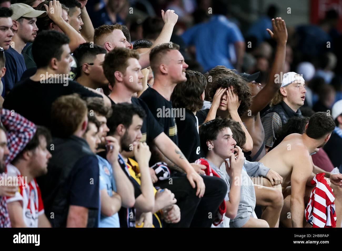 Melbourne, Australia, 18 dicembre 2021. I fan di Melbourne City contestano una chiamata da parte dell'arbitro durante il round 5 Della partita di calcio A-League tra il Melbourne City FC e la Melbourne Victory all'AAMI Park il 18 dicembre 2021 a Melbourne, Australia. Credit: Dave Hewison/Speed Media/Alamy Live News Foto Stock