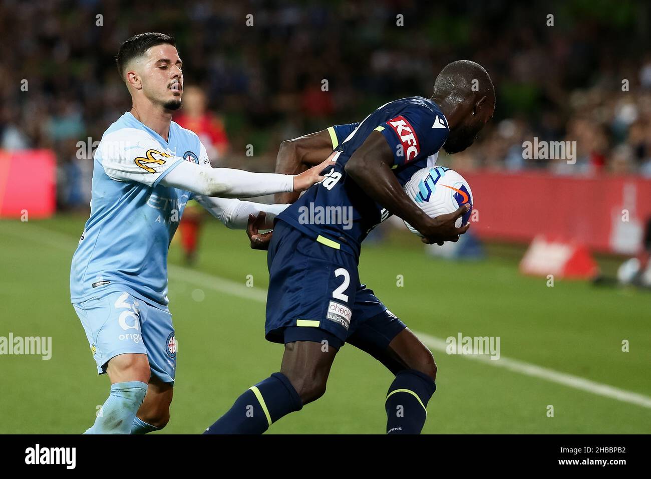 Melbourne, Australia, 18 dicembre 2021. Jason Geria of Melbourne Victory viene affrontata da Marco Rojas della Melbourne Victory durante il round 5 Della partita di calcio A-League tra il Melbourne City FC e la Melbourne Victory all'AAMI Park il 18 dicembre 2021 a Melbourne, Australia. Credit: Dave Hewison/Speed Media/Alamy Live News Foto Stock