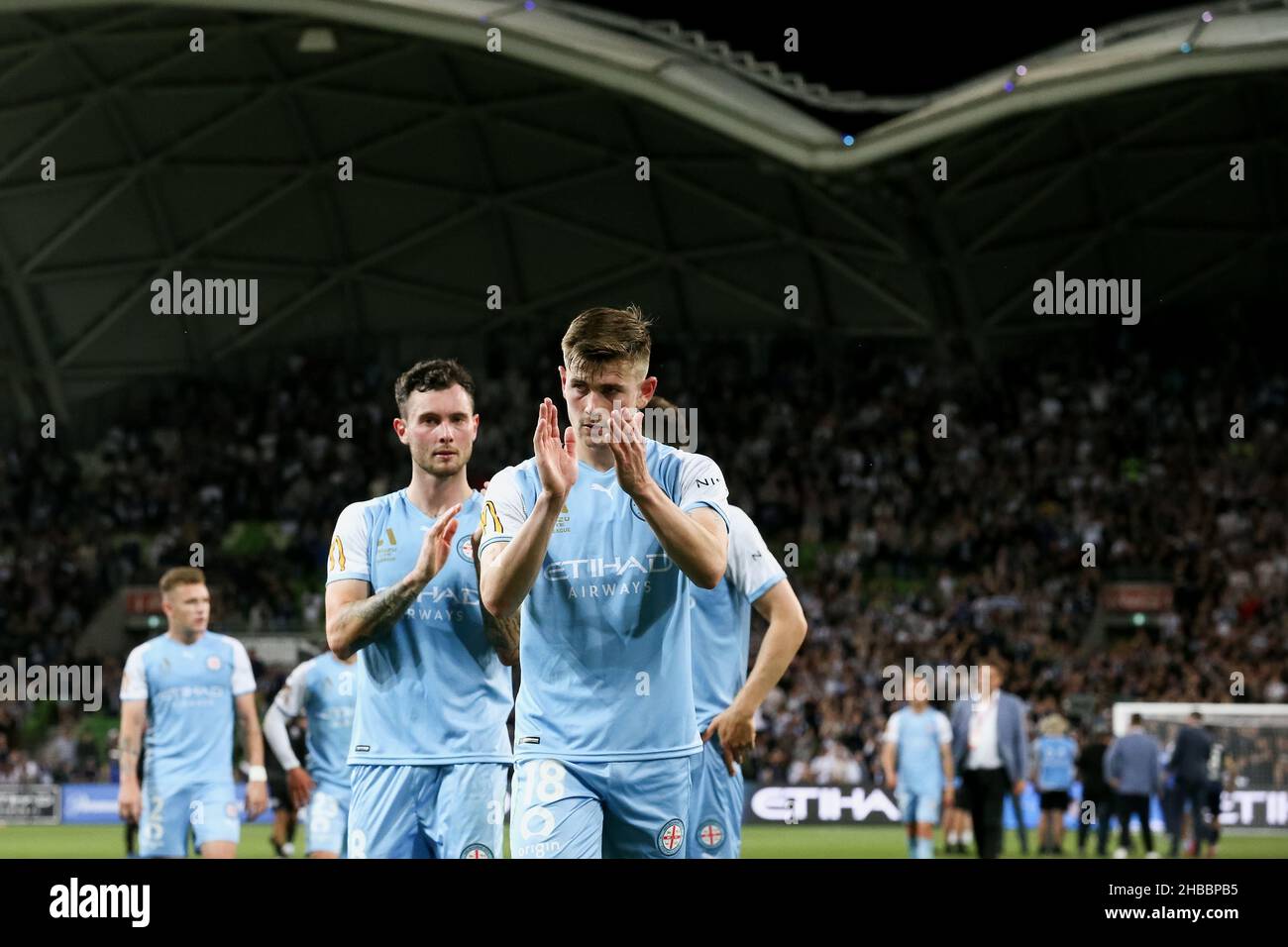 Melbourne, Australia, 18 dicembre 2021. Connor Metcalfe del Melbourne City FC ringrazia i suoi tifosi durante il round 5 Della partita di calcio A-League tra il Melbourne City FC e la Melbourne Victory all'AAMI Park il 18 dicembre 2021 a Melbourne, Australia. Credit: Dave Hewison/Speed Media/Alamy Live News Foto Stock