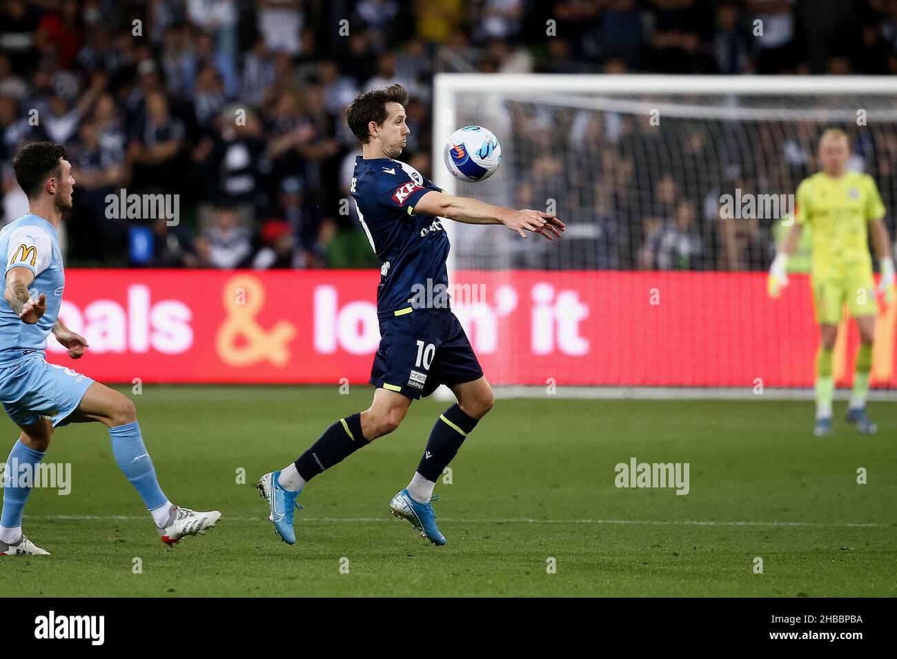 Melbourne, Australia, 18 dicembre 2021. Robbie Kruse of Melbourne Victory testa la palla durante il round 5 Della partita di calcio A-League tra il Melbourne City FC e la Melbourne Victory all'AAMI Park il 18 dicembre 2021 a Melbourne, Australia. Credit: Dave Hewison/Speed Media/Alamy Live News Foto Stock