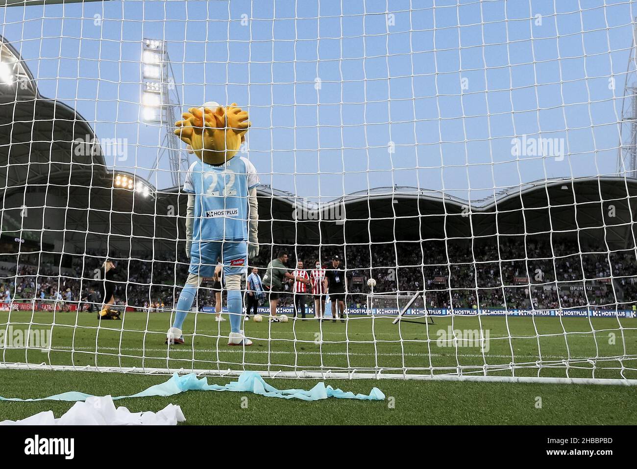 Melbourne, Australia, 18 dicembre 2021. La mascotte di Melbourne City si erge in piedi per gli obiettivi durante il round 5 Della partita di calcio A-League tra il Melbourne City FC e la Melbourne Victory all'AAMI Park il 18 dicembre 2021 a Melbourne, Australia. Credit: Dave Hewison/Speed Media/Alamy Live News Foto Stock