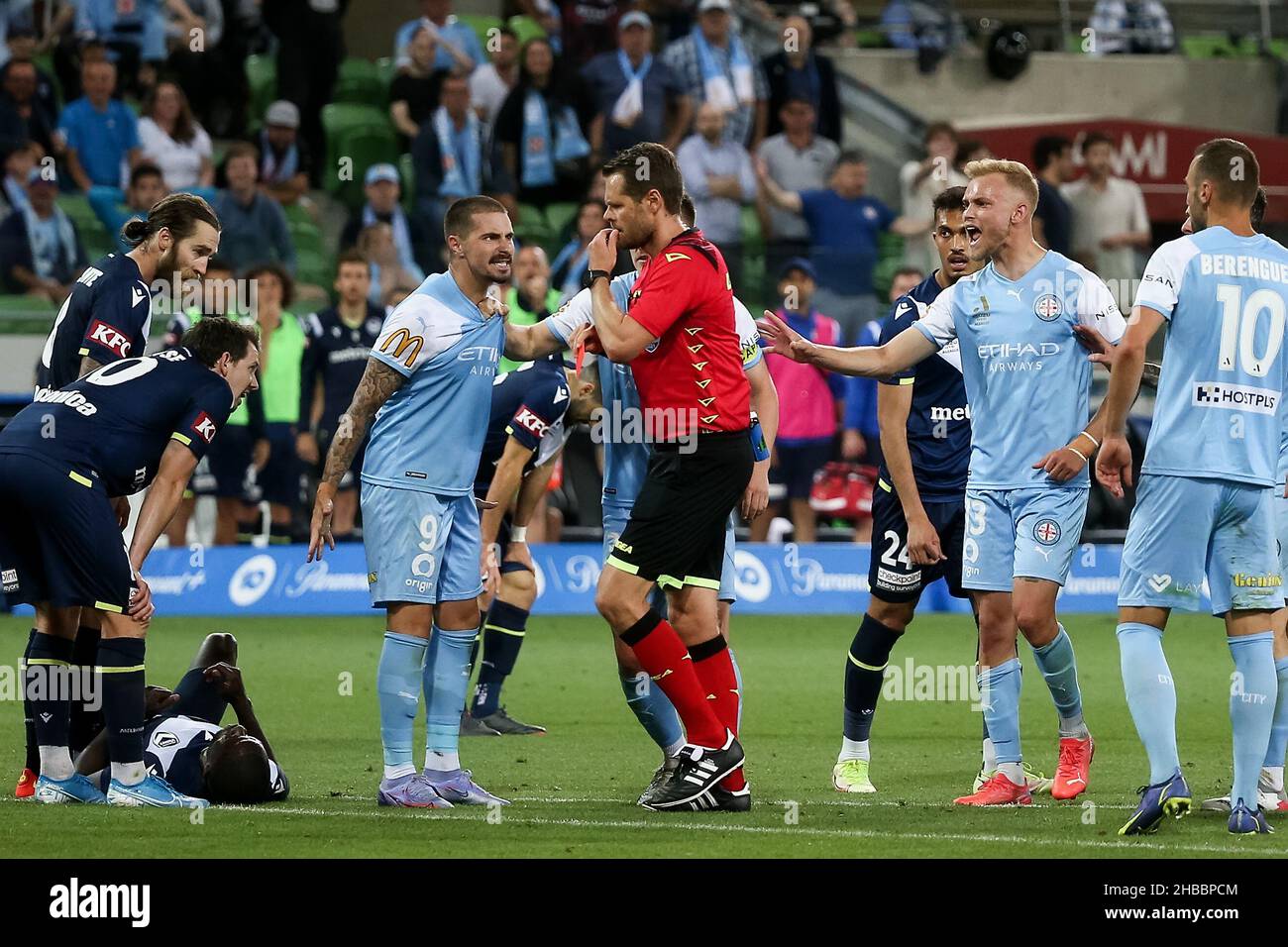 Melbourne, Australia, 18 dicembre 2021. I tempri si fanno vedere come Jamie Maclaren del Melbourne City FC sostiene con l'arbitro durante il round 5 Della partita di calcio A-League tra il Melbourne City FC e la Melbourne Victory all'AAMI Park il 18 dicembre 2021 a Melbourne, Australia. Credit: Dave Hewison/Speed Media/Alamy Live News Foto Stock