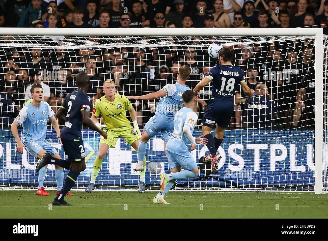 Melbourne, Australia, 18 dicembre 2021. Nicholas D'Agostino della Melbourne Victory dirige la palla durante il round 5 Della partita di calcio A-League tra il Melbourne City FC e la Melbourne Victory all'AAMI Park il 18 dicembre 2021 a Melbourne, Australia. Credit: Dave Hewison/Speed Media/Alamy Live News Foto Stock