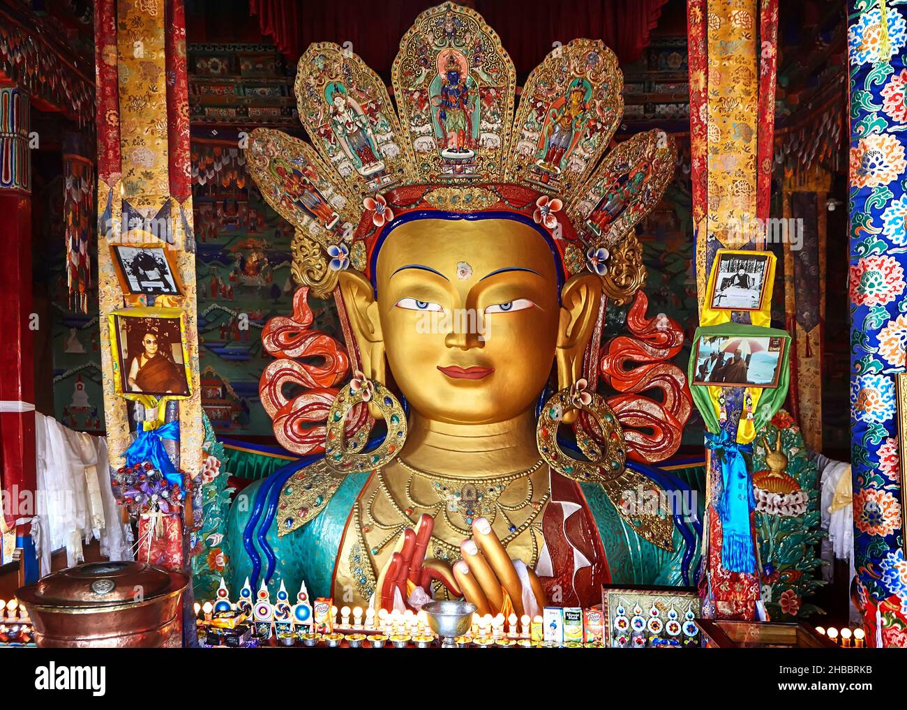 Ladakh, India -16 del 2017 luglio. Primo piano del volto di Maitreya Buddha nel Monastero di Thiksey. Foto Stock