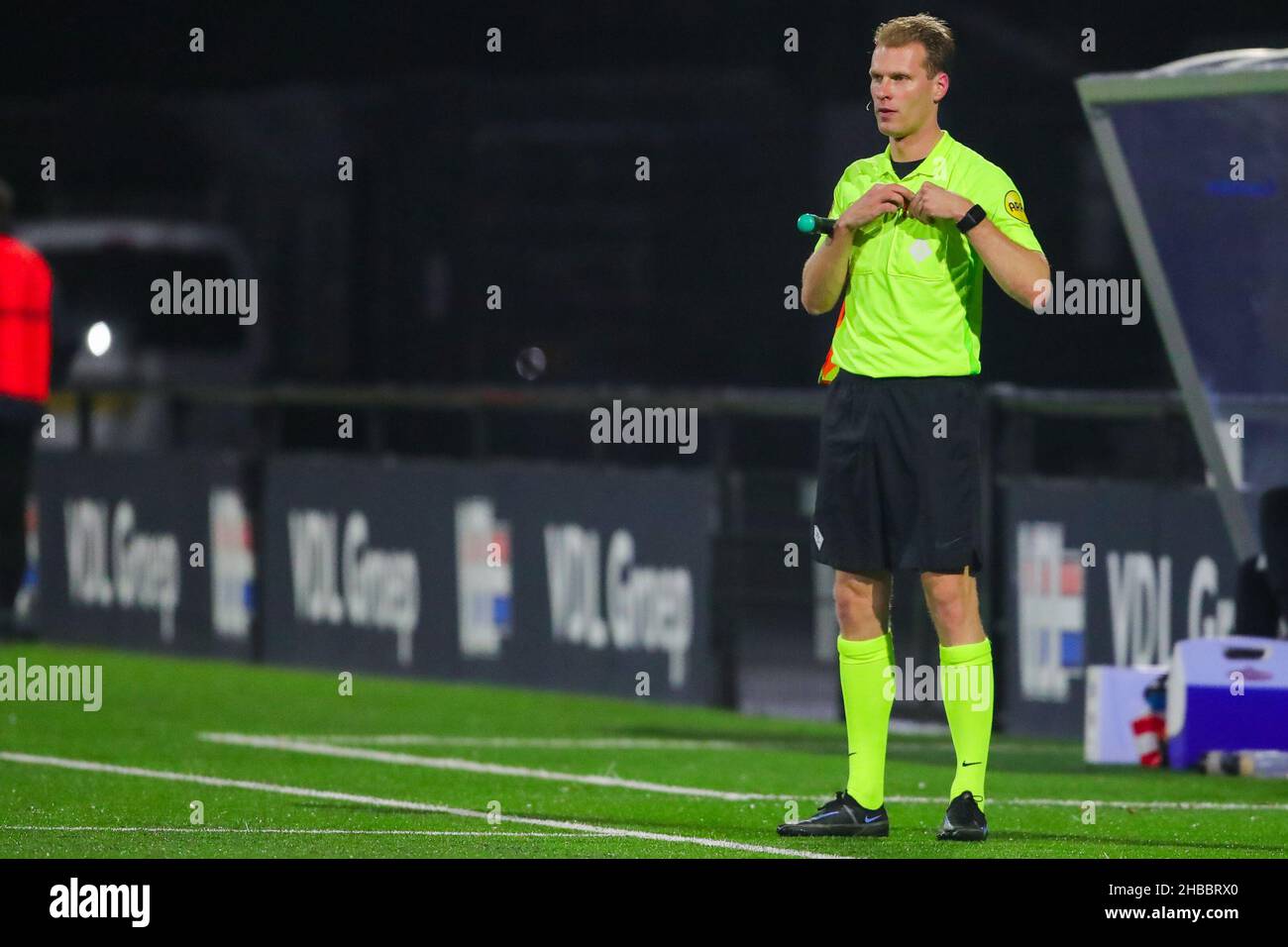 EINDHOVEN, PAESI BASSI - 18 DICEMBRE: Assistente arbitro Sjoerd Nanninga durante la partita olandese Keuken Kampioen Divisie tra FC Eindhoven e Roda JC allo stadio Jan Louwers il 18 dicembre 2021 a Eindhoven, Paesi Bassi (Foto di Perry vd Leuvert/Orange Pictures) Foto Stock