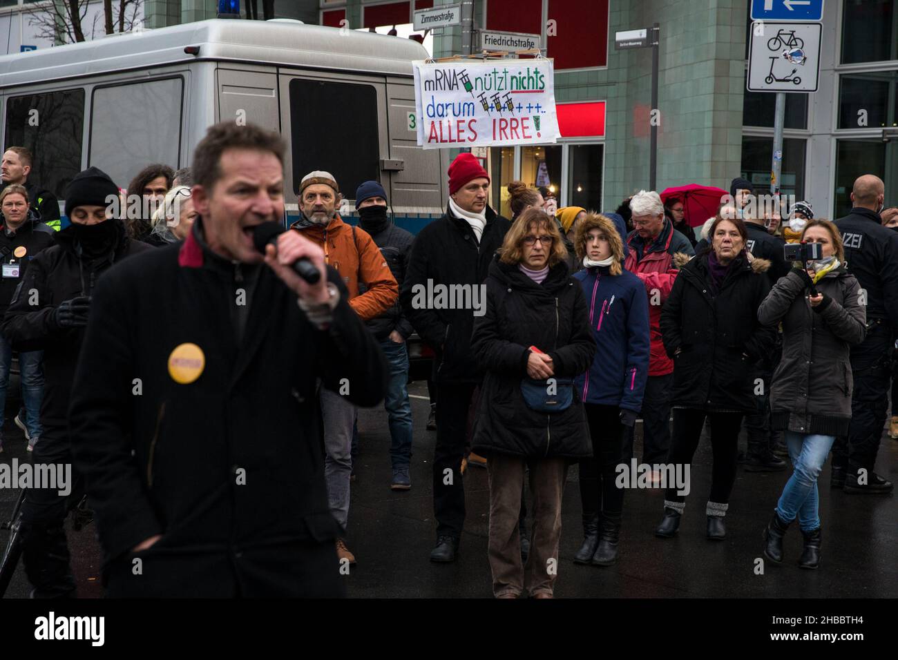 Berlino, Germania. 18th Dic 2021. Dozzine di poliziotti Berlins hanno cercato di controllare la marcia vietata attraverso le strade di Berlino. Diversi manifestanti hanno sfidato un divieto di protesta. (Foto di Michael Kuenne/PRESSCOV/Sipa USA) Credit: Sipa USA/Alamy Live News Foto Stock