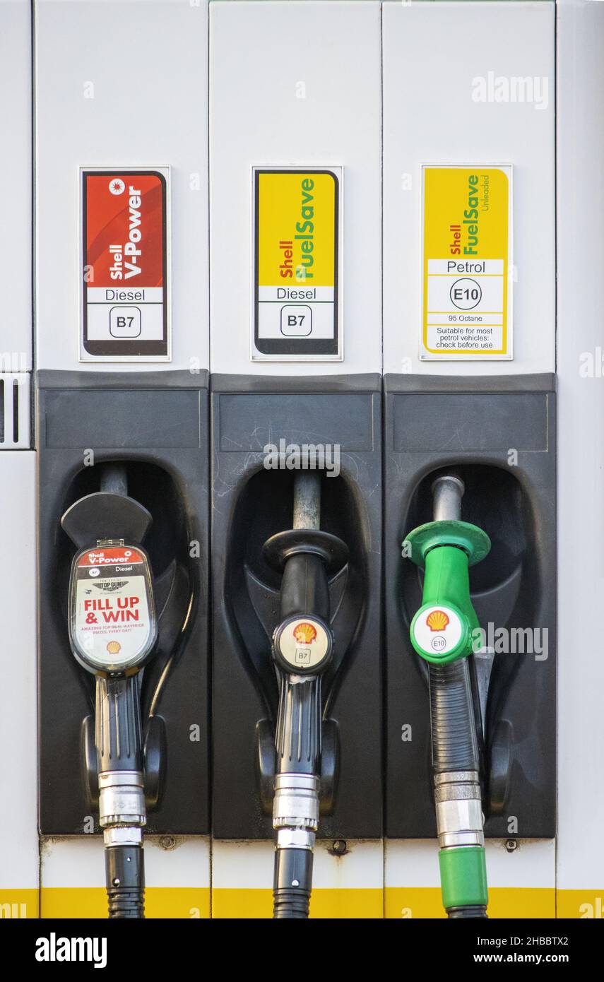 ST NEOTS, REGNO UNITO - 09 ottobre 2021: Un colpo verticale di ugelli per pompe di carburante in una stazione di benzina Shell Foto Stock