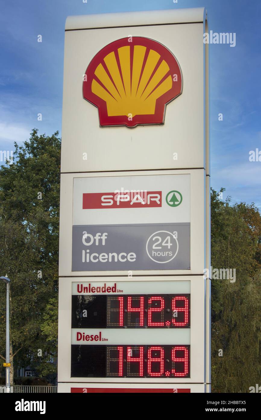 ST NEOTS, REGNO UNITO - 09 ottobre 2021: Un colpo verticale di un segno di conchiglia che mostra l'aumento del costo del carburante Foto Stock