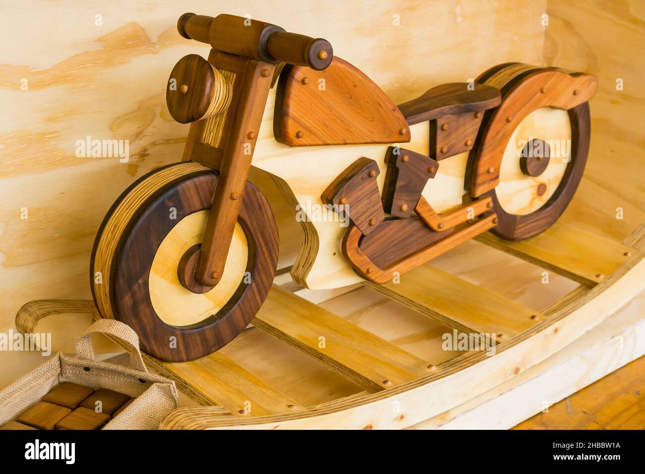JOHANNESBURG, SUD AFRICA - 19 ottobre 2021: Un primo piano di una moto di legno esposta in uno stand espositore in una fiera del design fatta a mano Foto Stock