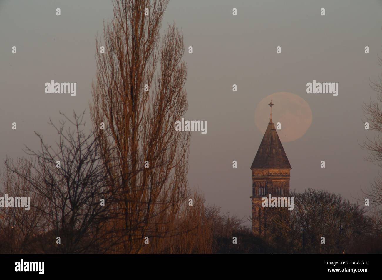 Micro Moon, la Luna fredda di dicembre visto da Town Moor a Newcastle con l'iconico campanile Tower of the Church of St George a edificio classificato di grado 1, Newcastle upon Tyne, Regno Unito, 18th dicembre 2021, Credit: RUGIADA/Alamy Live News Foto Stock