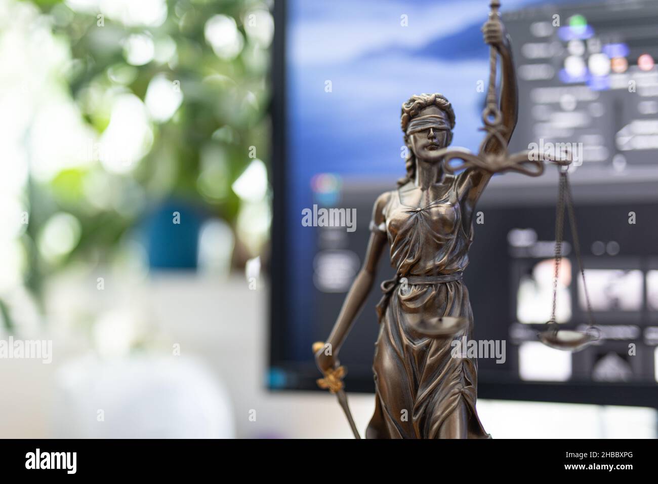 Statua di bronzo di una donna con scale come simbolo di legge e giustizia con luci bokeh Foto Stock Statua di bronzo di una donna con scale come simbolo di legge e giustizia con luci bokeh Foto Stock