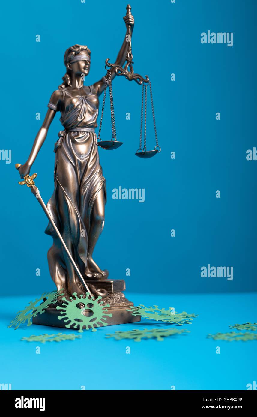 Statua di una donna con le scale come simbolo di legge e giustizia su un su blu Foto Stock Statua di una donna con le scale come simbolo di legge e giustizia su un su blu Foto Stock