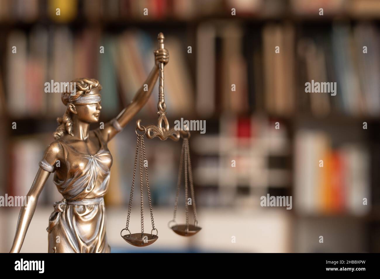 Statua di bronzo di una donna con le scale come simbolo di legge e di giustizia Foto Stock Statua di bronzo di una donna con le scale come simbolo di legge e di giustizia Foto Stock
