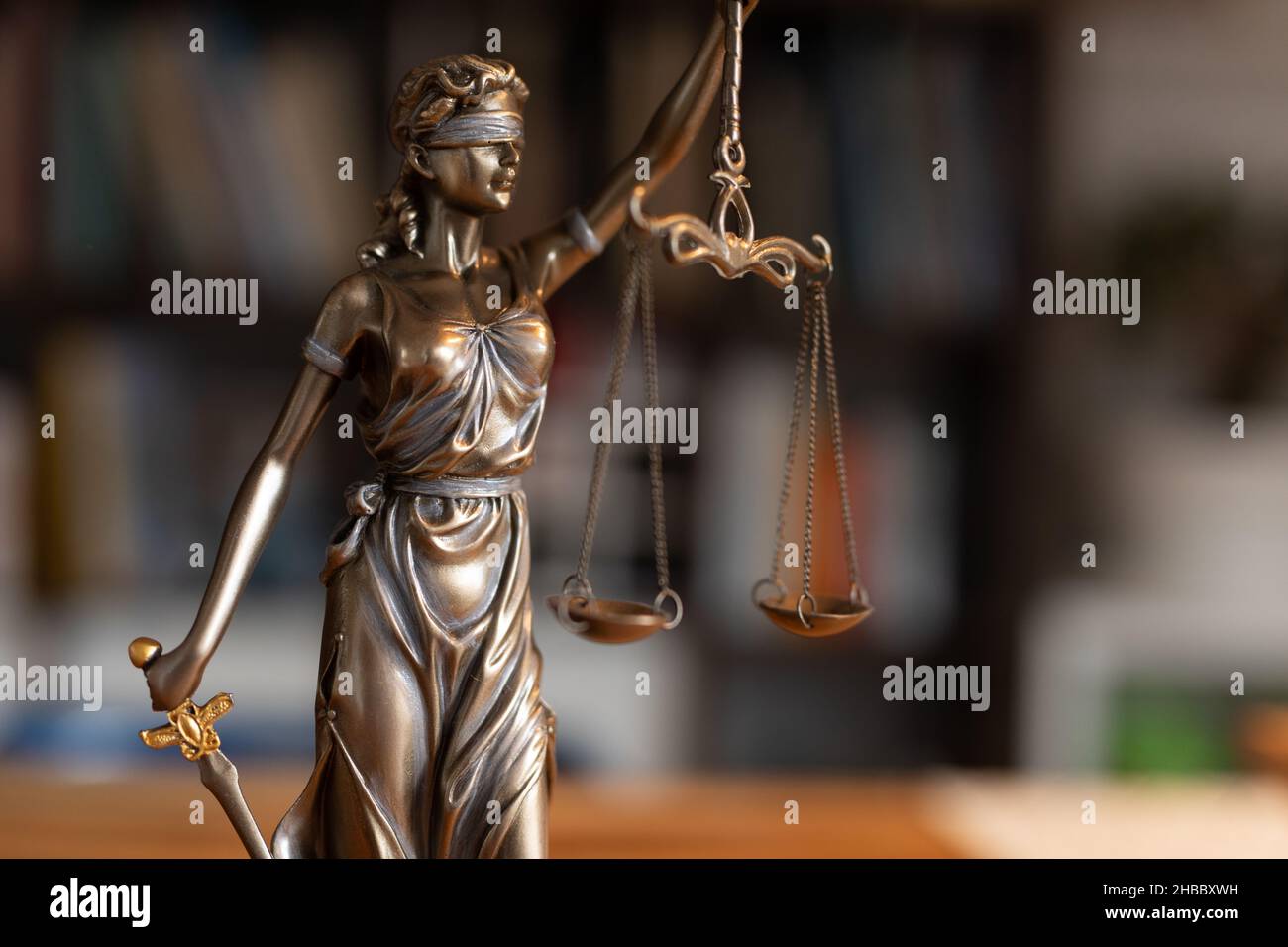 Statua di bronzo di una donna con le scale come simbolo di legge e di giustizia Foto Stock Statua di bronzo di una donna con le scale come simbolo di legge e di giustizia Foto Stock