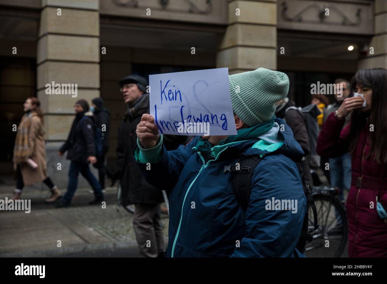 Berlino, Germania. 18th Dic 2021. Dozzine di poliziotti Berlins hanno cercato di controllare la marcia vietata attraverso le strade di Berlino. Diversi manifestanti hanno sfidato un divieto di protesta. (Credit Image: © Michael Kuenne/PRESSCOV via ZUMA Press Wire) Foto Stock