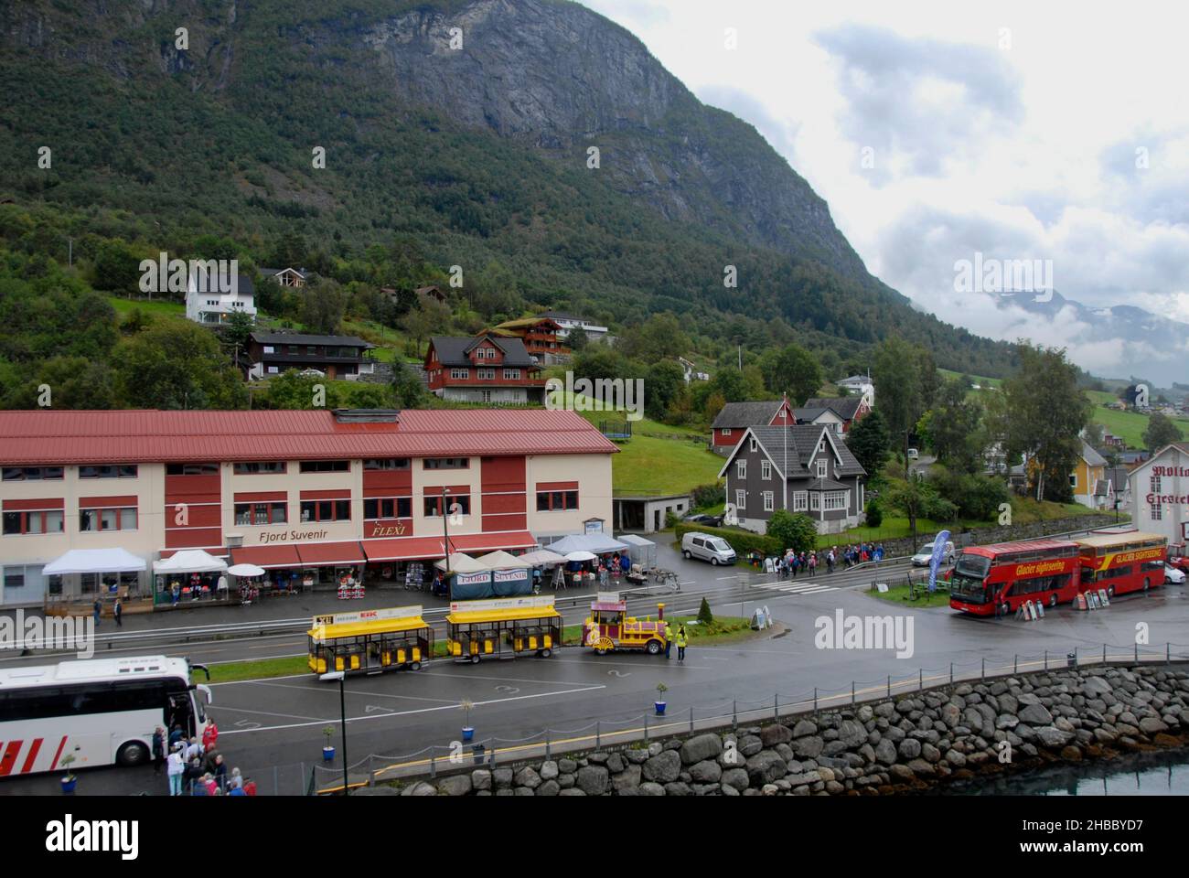 Varie forme di trasporto in attesa di portare il passeggero su tour a terra da nave da crociera, Olden, Norvegia Foto Stock