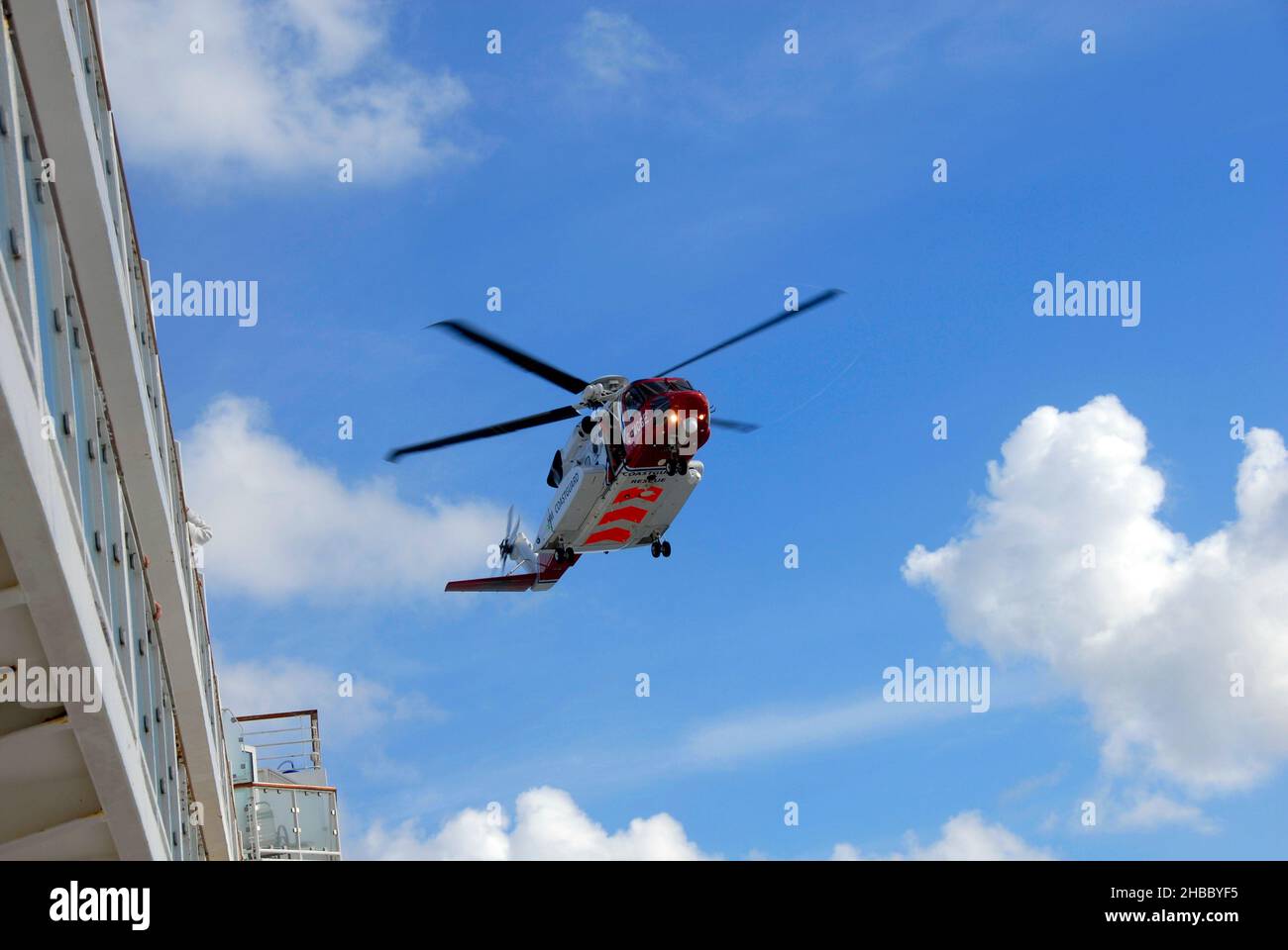 Guardia costiera elicottero Sikorsky in missione di salvataggio da nave da crociera, Mare del Nord Foto Stock