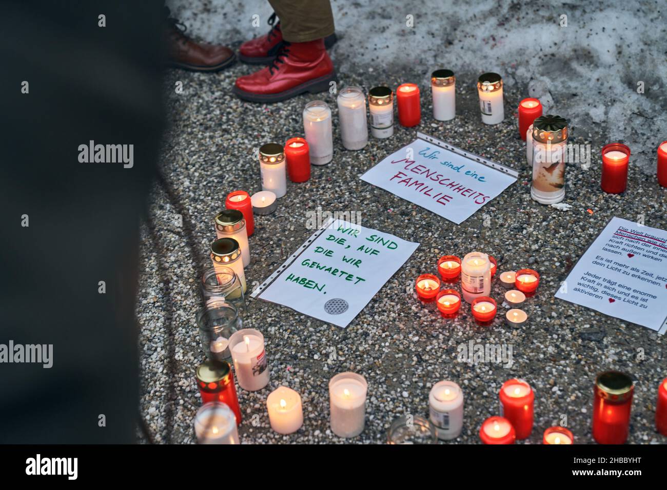 Passau, Germania. 18th Dic 2021. La gente ha messo le candele e ha lasciato le note ad una dimostrazione contro il centro di misura di Corona. Credit: Tobias C. Koehler/dpa/Alamy Live News Foto Stock