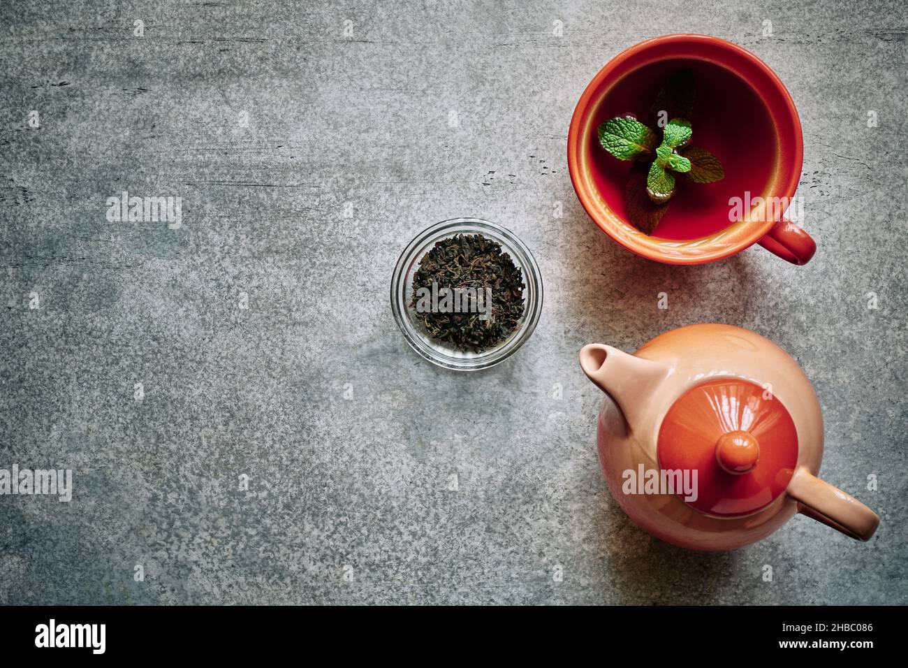 Tè all'arancia, teiera e tazza, tè concetto di bere, stilizzato Foto Stock