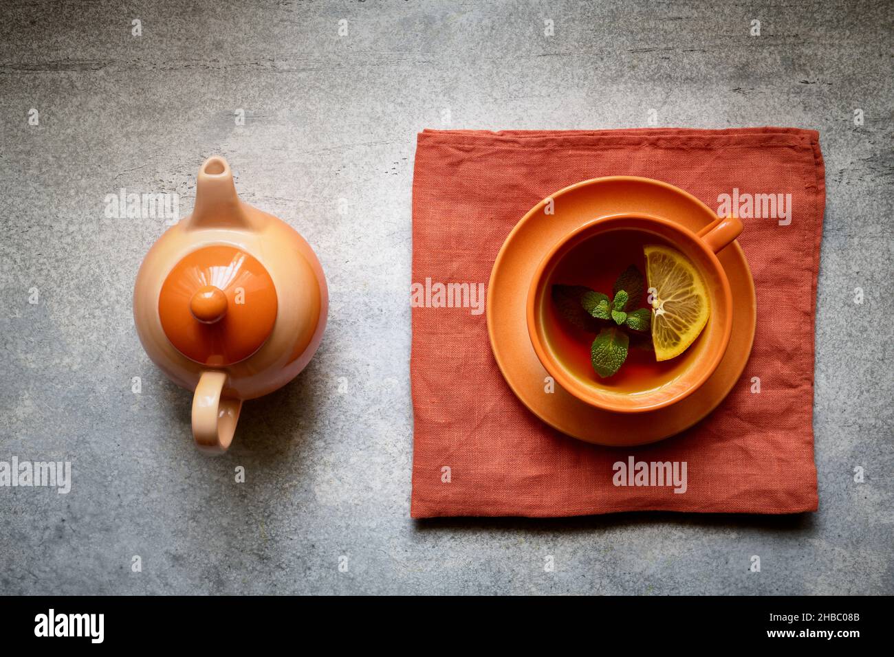 Cerimonia del tè, teiera e tazza con tè su un tovagliolo di lino, stilizzato Foto Stock