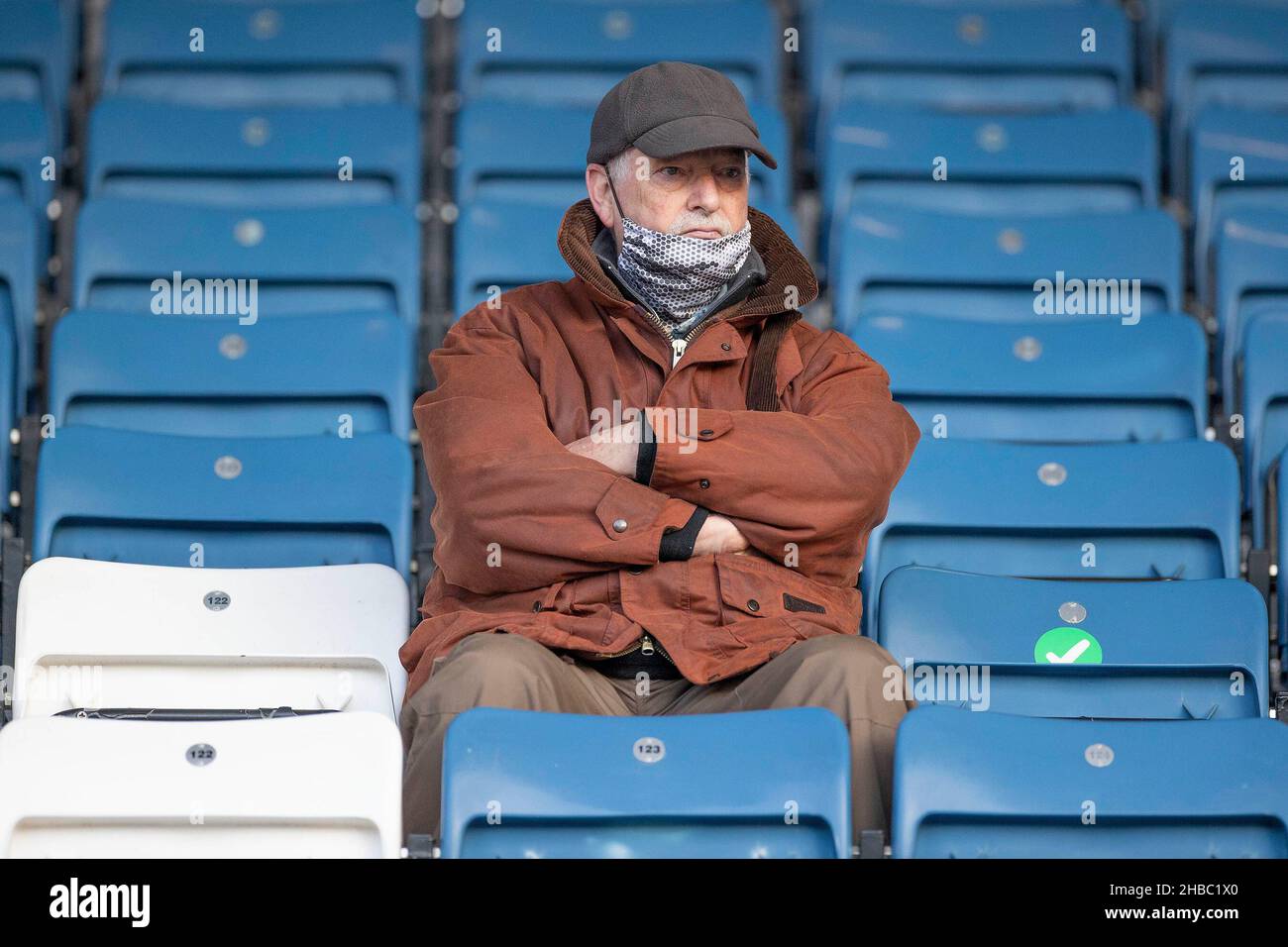 Blackburn Rovers fan durante la partita EFL Sky Bet Championship tra Blackburn Rovers e Birmingham City a Ewood Park, Blackburn, Inghilterra, il 18 dicembre 2021. Photo by Mike Morese.solo per uso editoriale, licenza richiesta per uso commerciale. Nessun utilizzo nelle scommesse, nei giochi o nelle pubblicazioni di un singolo club/campionato/giocatore. Credit: UK Sports Pics Ltd/Alamy Live News Foto Stock