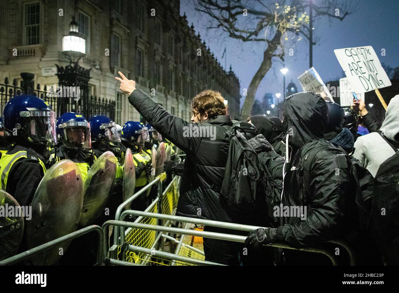 Londra, Regno Unito. 18th Dic 2021. Le persone si riuniscono fuori Downing Street per protestare contro le ultime COVID19 restrizioni. I manifestanti si uniscono per la libertà e marciano attraverso la città per dimostrare al governo che non hanno fiducia nella loro leadership. Credit: Andy Barton/Alamy Live News Foto Stock
