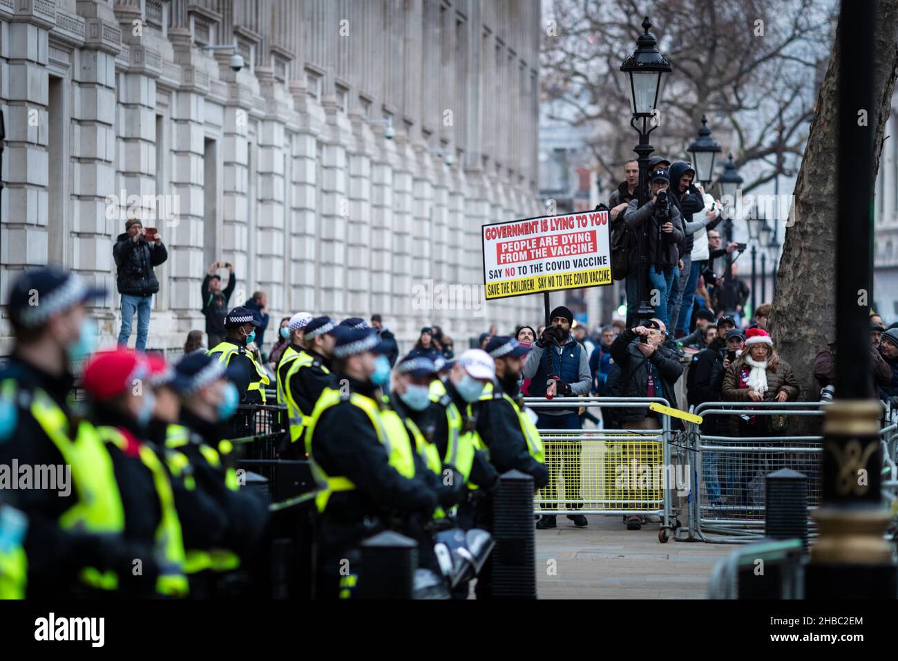Londra, Regno Unito. 18th Dic 2021. Le persone si riuniscono fuori Downing Street per protestare contro le ultime COVID19 restrizioni. I manifestanti si uniscono per la libertà e marciano attraverso la città per dimostrare al governo che non hanno fiducia nella loro leadership. Credit: Andy Barton/Alamy Live News Foto Stock