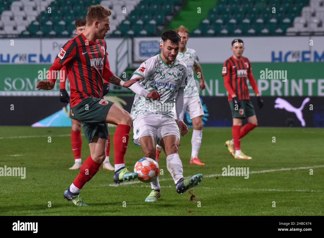 Germania ,Fuerth, Sportpark Ronhof Thomas Sommer - 18 dic 2021 - Fussball, 1.Bundesliga - SpVgg Greuther Fuerth vs FC Augsburg immagine: Maximilian Bauer (SpVgg Greuther Fürth,4) in azione contro Arne Maier (FC Augsburg, 10). Le normative DFL vietano l'uso di fotografie come sequenze di immagini e/o quasi-video Credit: Ryan Evans/Alamy Live News Foto Stock