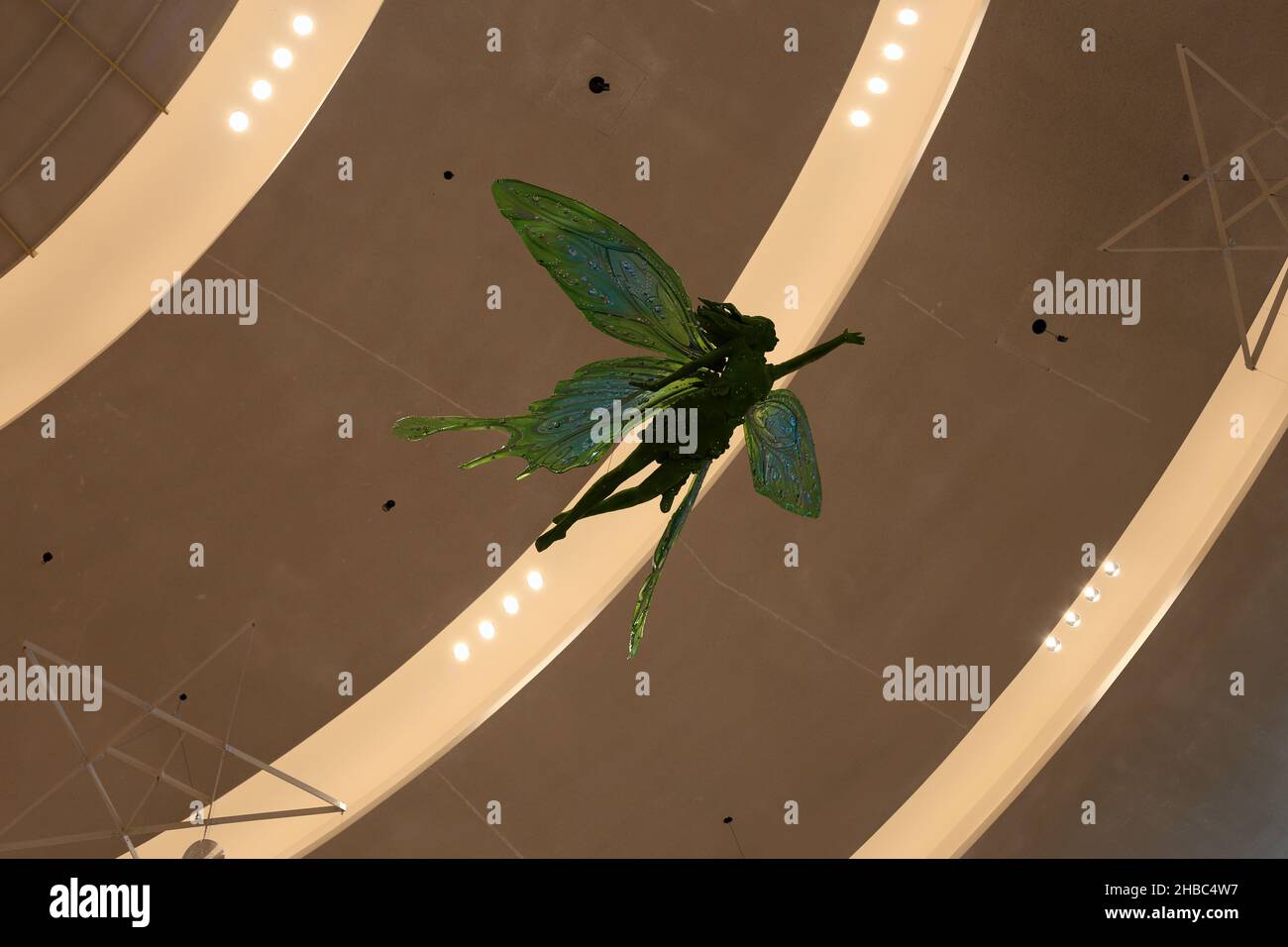 Decorazioni natalizie lucenti a tema fata appese sul tetto del Dubai Mall, Dubai, Emirati Arabi Uniti, dicembre 2019. Immagine a colori editoriale. Foto Stock