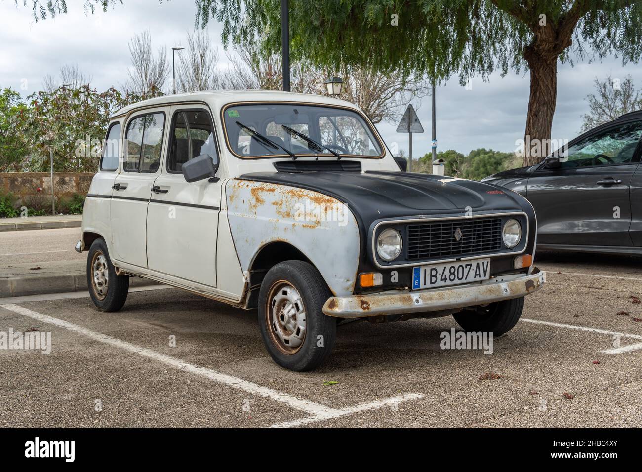Santanyi, Spagna; dicembre 11 2021: Auto vecchia, Renault 4 TL bianca parcheggiata in un parcheggio pubblico Foto Stock