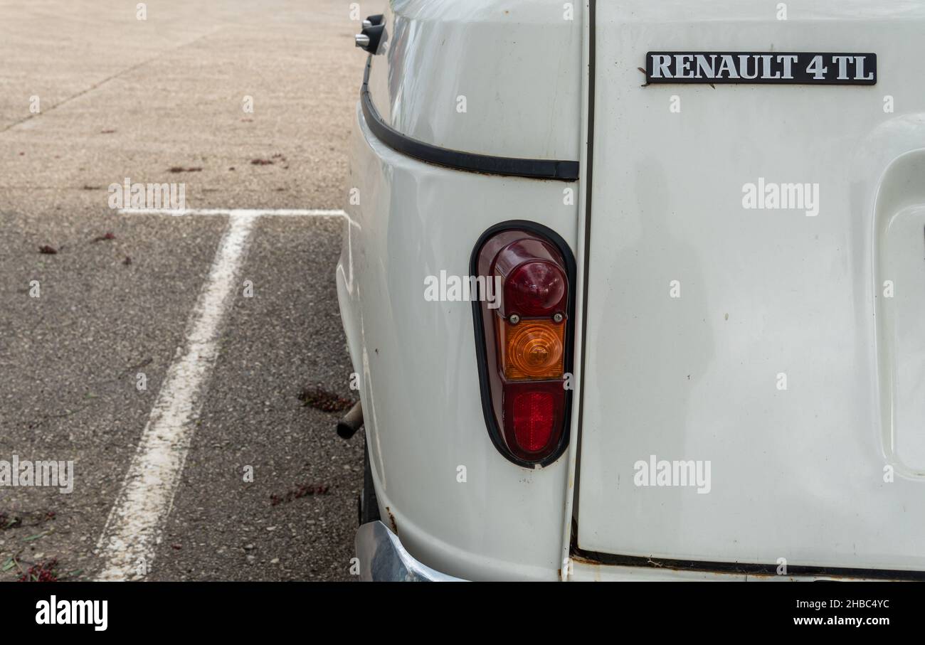 Santanyi, Spagna; dicembre 11 2021: Auto vecchia, Renault 4 TL bianca parcheggiata in un parcheggio pubblico Foto Stock