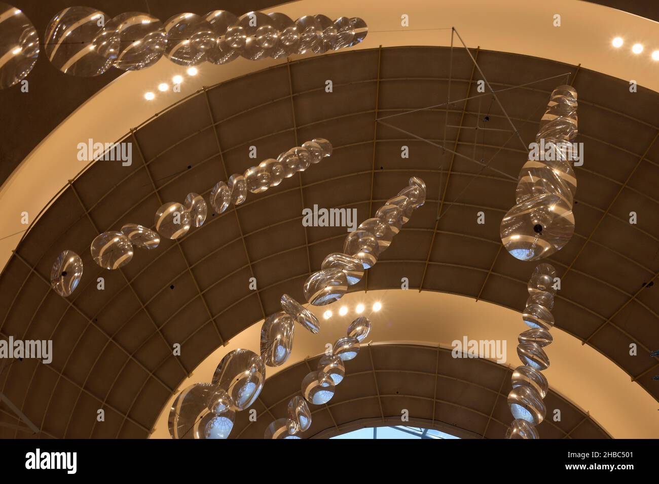 Decorazioni natalizie lucenti a tema fata appese sul tetto del Dubai Mall, Dubai, Emirati Arabi Uniti, dicembre 2019. Immagine a colori editoriale. Foto Stock