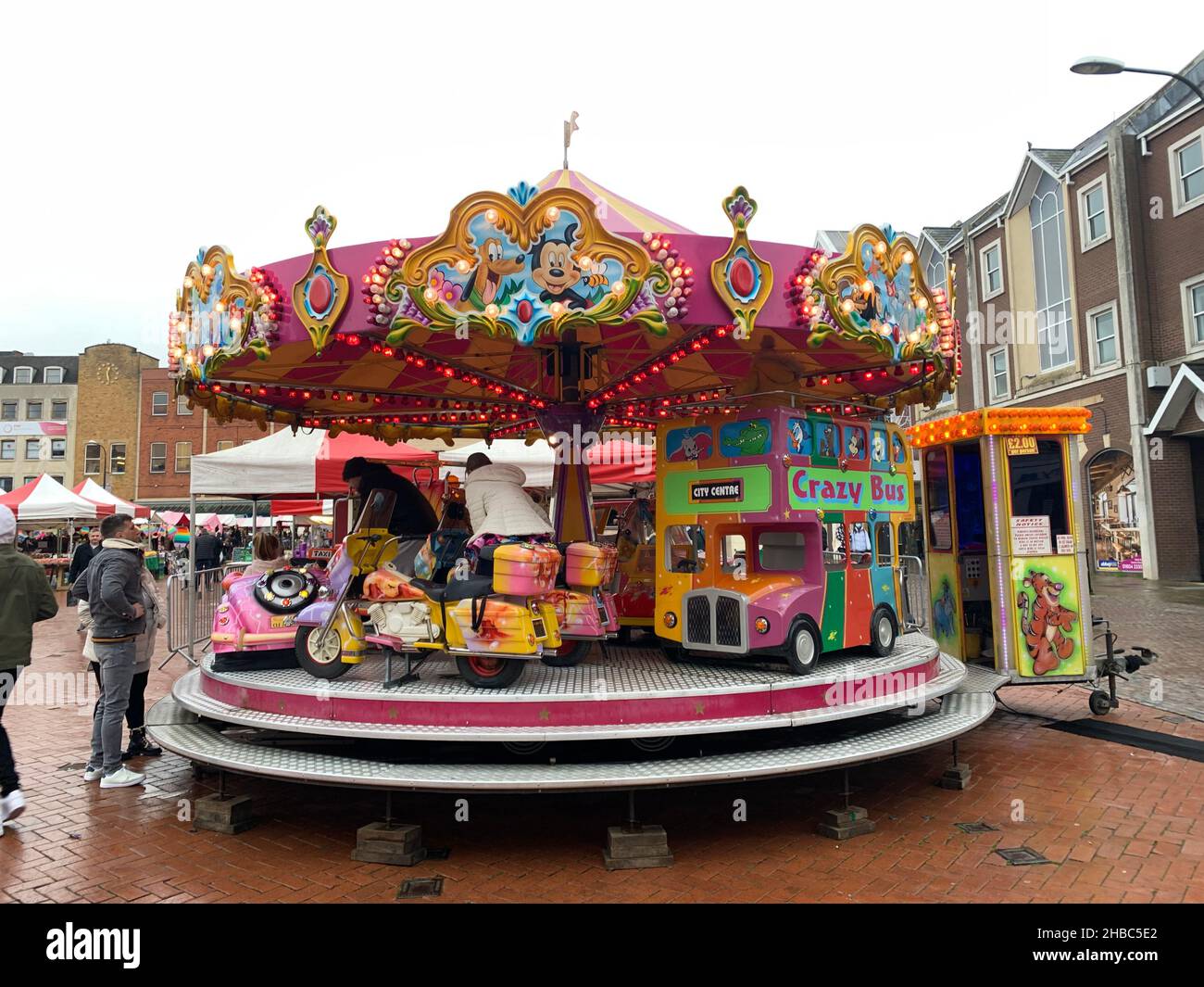 Market Square Northampton Regno Unito zona fieristica per bambini, autobus per bambini, giostre per la fiera, giostre in moto, autobus e auto Foto Stock