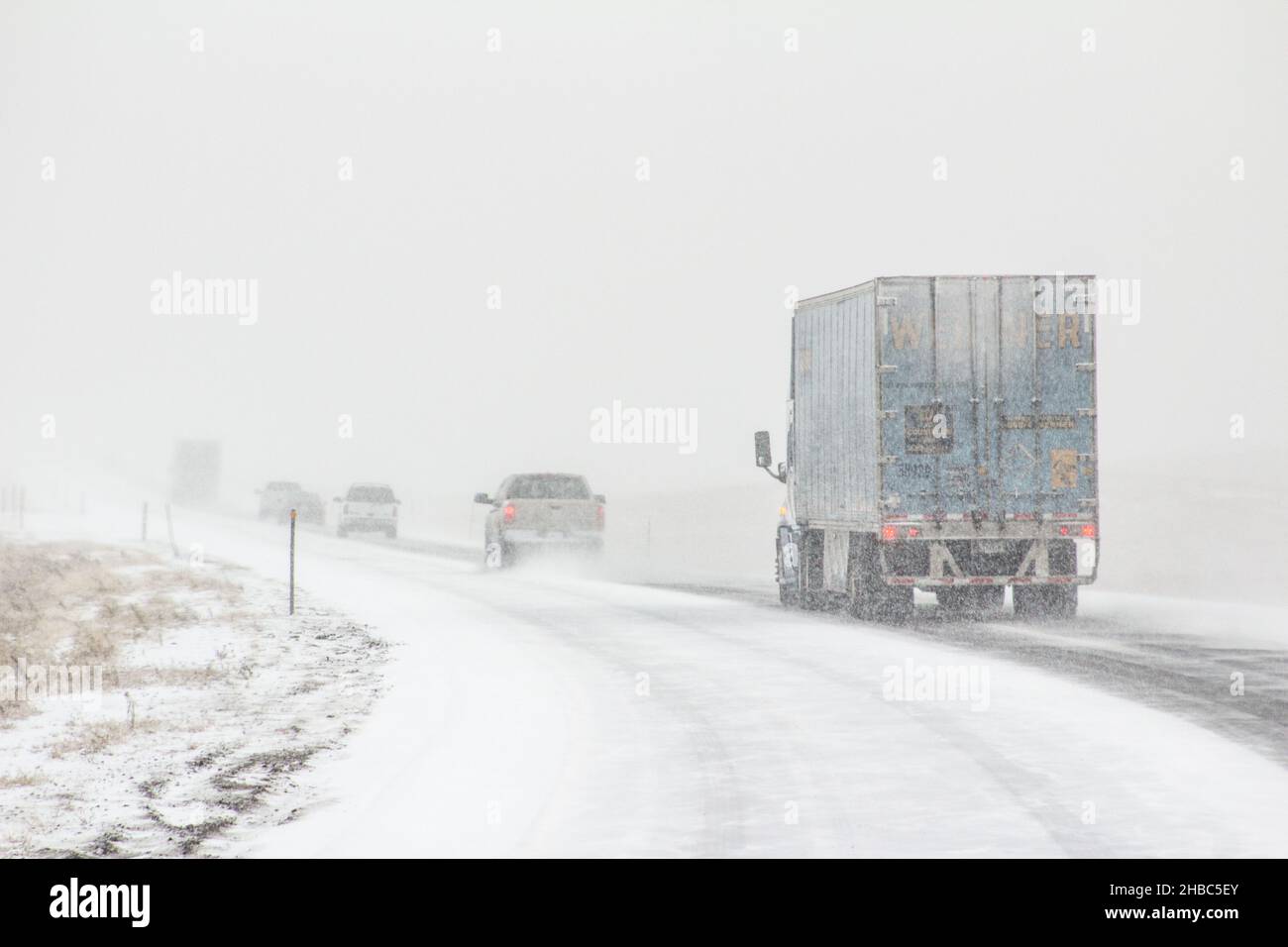 Condizioni stradali invernali con veicoli sulla i-80 nel Wyoming meridionale vicino a Vedauwoo e Buford, Wyoming Foto Stock