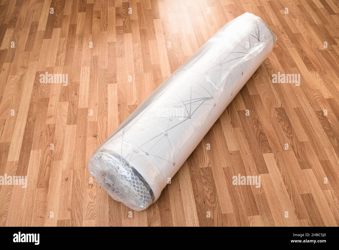 Un nuovo materasso in lattice, arrivano laminati sottovuoto senza aria. Foto Stock