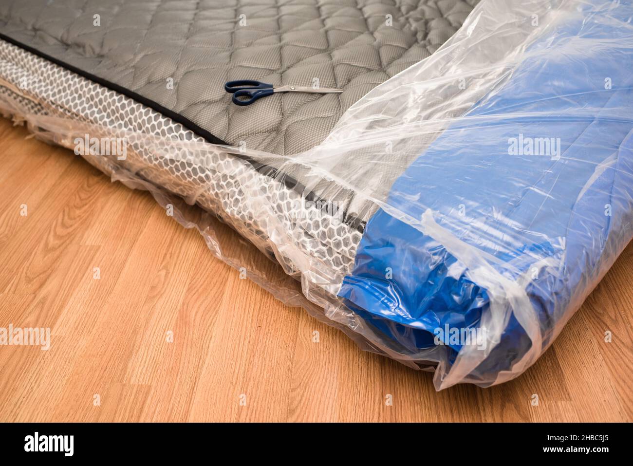 Un nuovo materasso in lattice, arrivano laminati sottovuoto senza aria. Foto Stock