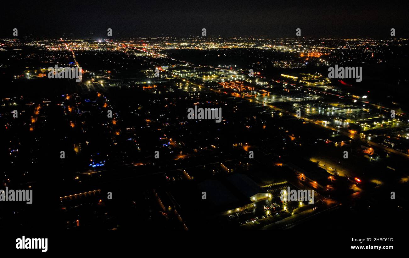 Una vista panoramica delle luci notturne mentre svaniscono gli ultimi raggi del sole Foto Stock