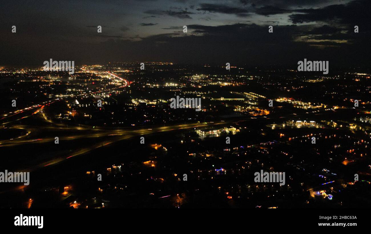 Una vista panoramica delle luci notturne mentre svaniscono gli ultimi raggi del sole Foto Stock